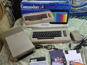 COMMODORE 64 Biscottone + Floppy Drive 1541 - C64 lotto  - Foto 1 di 3