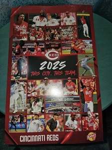 Poster Cincinnati Reds Baseball 2025 Squadra Kahn's Elly De La Cruz MLB Promozionale - Foto 1 di 4
