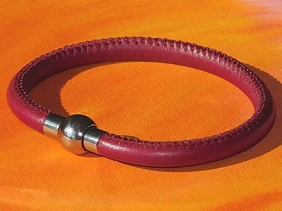 Pulsera de cuero napa y acero inoxidable rojo oscuro de 5 mm para dama de Lyme Bay Art. Foto 1 de 3