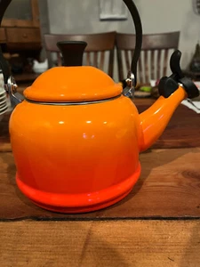 Le Creuset 1.25 Qt / 1.1 L Kettle w/Lid Red Ombre Flame Enamel New - Picture 1 of 4