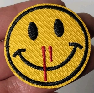 Gelbe blutige Nase Smiley Gesicht Emoji bestickt Patch Bügelbild/Aufnähen seltene Applikation - Bild 1 von 4