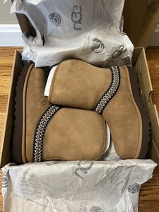 NEU UGG Classic Short Crescent Bootie - US 7 / braun - Bild 1 von 9