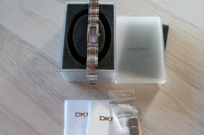 DKNY Donna Karan Damenuhr defekt an Bastler inkl. Geschenkdose und Ersatzglieder - Bild 1 von 2