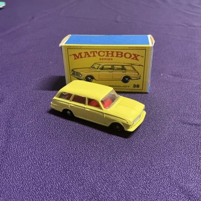 Matchbox Lesney No. 38 BPW Red Interior Vauxhall Victor Estate w/E3 Style Box - Image 1 of 4