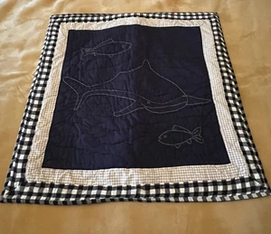 POTTERY BARN KINDER STEPPKISSEN SCHEIN 26×26 HAI FISCH KARIERTE BORTE WEISS BLAU - Bild 1 von 18