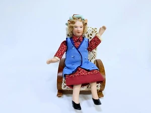 Puppenhaus Miniatur Porzellan Grand-Ma Puppe weiße Haarrollen (NUR) - Bild 1 von 10