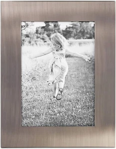 Marco de fotos de metal cepillado de 5" x 7" colección Martha Stewart 263253 - Imagen 1 de 2