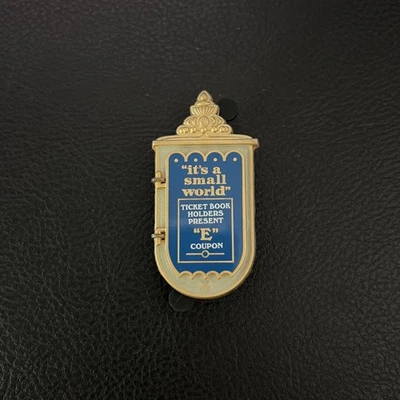 Значок к 50-летию Disneyland 2016 держатель паспорта «Это маленький мир» — LE 2000 - Изображение 1 из 3