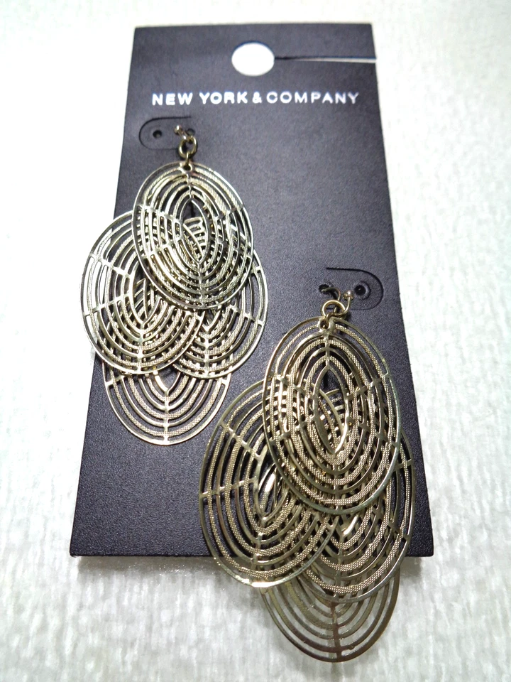 Etiqueta de New York Company, tono dorado, juego de pendientes colgantes nuevos. Foto 1 de 1