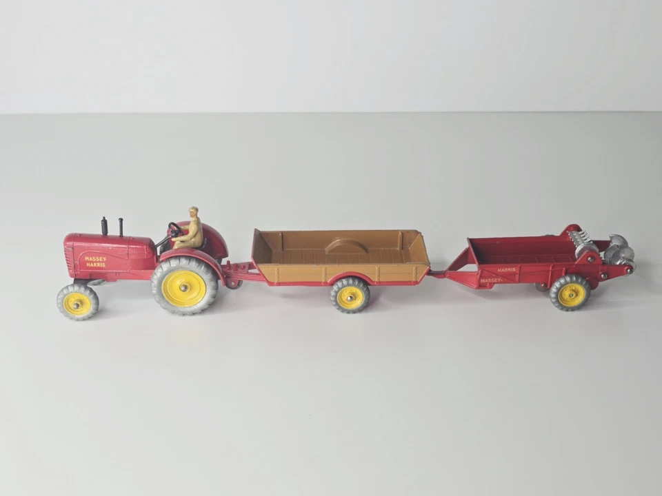 Dinky Toys - Tractor Massey Harris y esparcidor de estiércol y fundición a presión Halesowen - Sin caja Foto 1 de 4