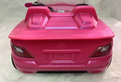 Coche convertible Mattel Barbie rosa con cinturones de seguridad  Foto 1 de 4