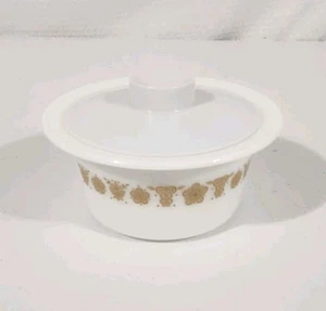 Piatto Burro Vintage Pyrex #75 Farfalla Oro con Coperchio - Vetro Latte Bianco MCM - Foto 1 di 10