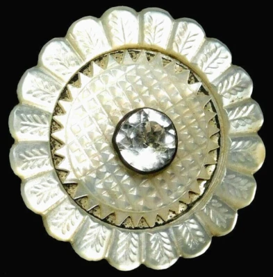 Large 18th C. Carved & Engraved Pearl Shell BUTTON w/a Center Paste Jewel NICE - Изображение 1 из 4