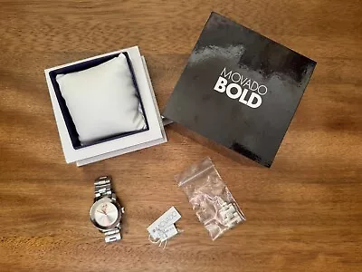 Movado relógio feminino ousado prata e ouro rosa com caixa e etiquetas - Imagem 1 de 4