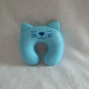 NUEVO Barbie Daisy Viaje Fashionista Muñeca Azul Gatito Gato Cuello de Viaje Almohada - Imagen 1 de 1