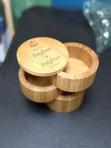 Triple Salero 3 Niveles Bambú Sal, Pimienta Caja de Almacenamiento con Tapa Giratoria Magnética - Imagen 1 de 12