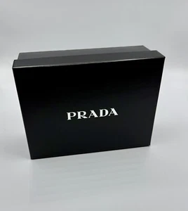 Prada Box schwarz mit geprägtem PRADA Logo in silber, 8”x6”x3” wunderschön - Bild 1 von 5