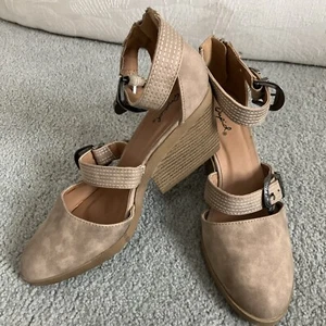 Qupid Tan Sz. 8 Women Strappy Faux Suede Shoes~Ankle Strap/Block Heel/ Back Zip - Picture 1 of 12