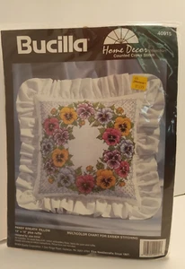 Bucilla Wohndekor STIEFMÜTTERCHENKRANZKISSEN #40915 gezählt Kreuzstich 14""x14"" Kit - Bild 1 von 2