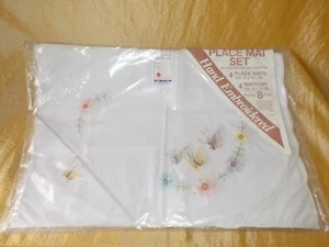 Handbesticktes Tischset Set für 4 Schmetterlinge Blumen gewellter Rand weiß Neu aus altem Lagerbestand - Bild 1 von 9