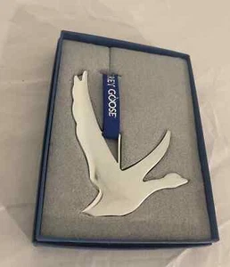 Ganso Gris "Comparte el Espíritu" Tono Plata Metal Ganso Ornamento con Cinta Azul Nuevo en Paquete - Imagen 1 de 6