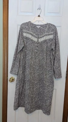 Camisón Jersey Secret Treasures Gris Rosa Paisley Poly Span Bolsillos Encaje L Usado en Excelente Condición Foto 1 de 2