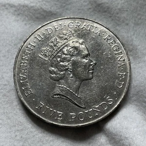 1996 UK £5 Five Pound Crown Coin Queen Elizabeth II 70th Birthday Windsor Flags - Picture 1 of 2