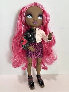 Muñeca de Moda Articulada Rainbow High Daria Roselyn Rose Serie 3 con Traje - Imagen 1 de 9