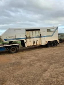 Gooseneck Horse 4 Horse Float. White with blue stripe 1920 Tare - Picture 1 of 6