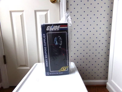 NUEVO Sideshow DESTRO GI Joe PROVEEDOR DE ARMAS ENEMIGAS CAJA SELLADA SIN ABRIR ESCALA 12" Foto 1 de 4