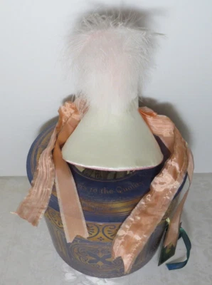 Pipkin And Bonnet The Pamela 1815 Historical Reliquia Gorro, Marfil Y Rosa Satinado Foto 1 de 4