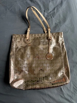 Bolso de Mano MICHAEL Michael Kors Dorado Metálico Logo - Espejo MK Monograma Oro Rosa Foto 1 de 4