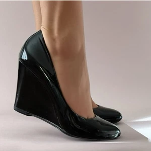 Banana Republic Women’s Genuine Patent Leather Black Wedge Heels Dress Shoes 7.5 - Picture 1 of 14