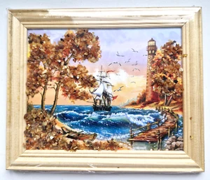 IMAGEN ENMARCADA PAISAJE MAR BÁLTICO - ÁMBAR BÁLTICO / FARO / BARCO / ÁRBOL - Imagen 1 de 2