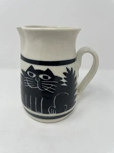 Karen Donleavy signierter Milchkännchen Krug Katze Katzen Rohrkolben Studiokeramik Kunsthandwerk - Bild 1 von 5