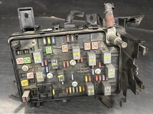 2007 Chevrolet Cobalt Engine Compartment Fuse Box Relay Center - Picture 1 of 4