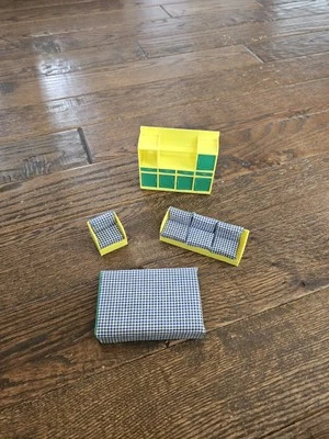 Juego de muebles para casa de muñecas de colección de 4 sillas de sofá cama a cuadros amarillos hechos en Hong Kong Foto 1 de 4