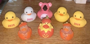 Menge 8 Gummienten Enten 1"-2,5" Koala Ente, Kürbis/Halloween Jeep Kreuzfahrt - Bild 1 von 4