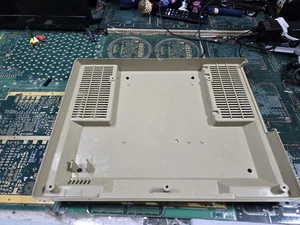 ATARI 800 CAJA INFERIOR EXACTA SOLAMENTE-INTACTA-BUENOS POSTES DE TORNILLO-LEER TODO - Imagen 1 de 16