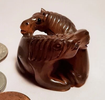 NETSUKE 马 复古 雕刻玻璃眼睛 小雕像 签名 日本古董腿 艺术 — 第 1/4 张图片