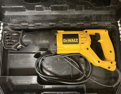 Sierra recíproca eléctrica con cable DEWALT DW304P 120V Y ESTUCHE - Probada y funcionando Foto 1 de 4