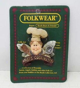 1995 Boyd's FolkWear Collection Pin - "Nosh...What's Cooking?!?!" - NEW - Bild 1 von 4