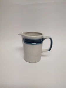 Jarra de crema azul Wedgewood Pacific 4" gres - Imagen 1 de 5