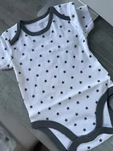 Amazon Essentials Baby Body weiß grau Sternenmuster geschlechtsneutral 3-6M - Bild 1 von 3