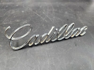 Cadillac Deville Calais 70 tapa trasera emblema de escritura Foto 1 de 2