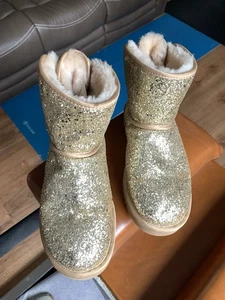 UGG Bailey BOW SPARKLE DAMENSTIEFEL GOLD US 8 NEU OHNE ETIKETT - Bild 1 von 7