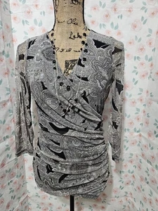 INC., DAMEN SCHWARZ/HELLBRAUN NYLON PAISLEY V-AUSSCHNITT 3/4 ARM GERAFFT BLUSE, GR. S - Bild 1 von 9