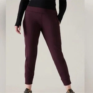 Athleta Damen Rainier Jogger in Spiced Cabernet Wine Plum - Bild 1 von 9