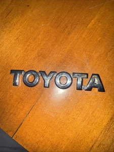 03 04 05 06 07 08 Toyota Matrix Liftgate Emblem Logo OEM 75441-02070 Trunk Rear - Foto 1 di 2