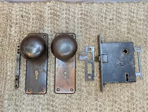 Antikes Innen Einsteckschloss, Stahltürknöpfe, Knaufplatten, Schließblech mit Schlüssel - Bild 1 von 11